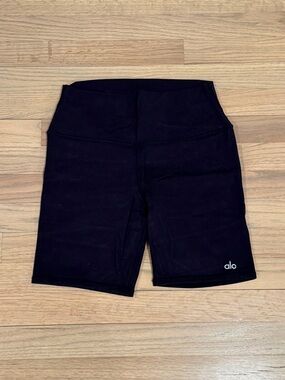 LIKE NEW Alo 7” High-Waist Biker Shorts - Black, Medium